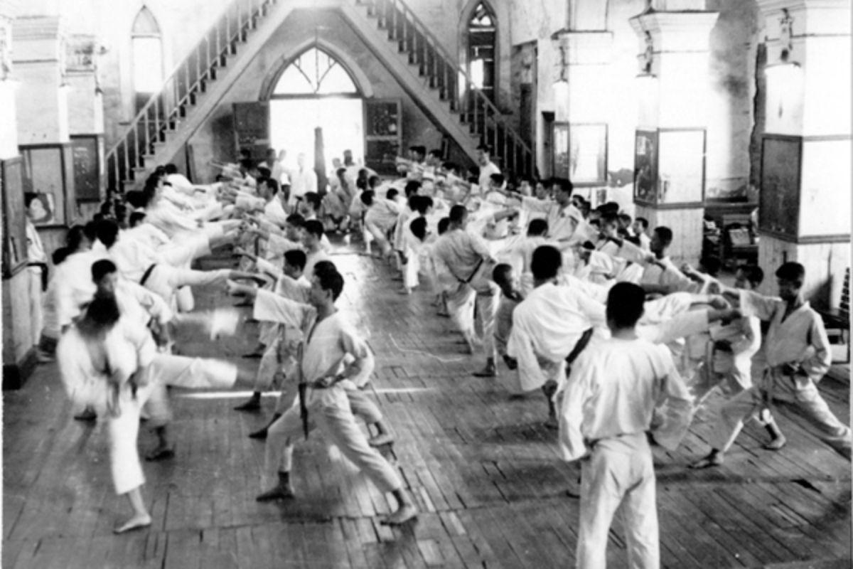 Nhóm võ sĩ Taekwondo đang luyện tập chung tại một võ đường, thể hiện sự quyết tâm và kỷ luật.