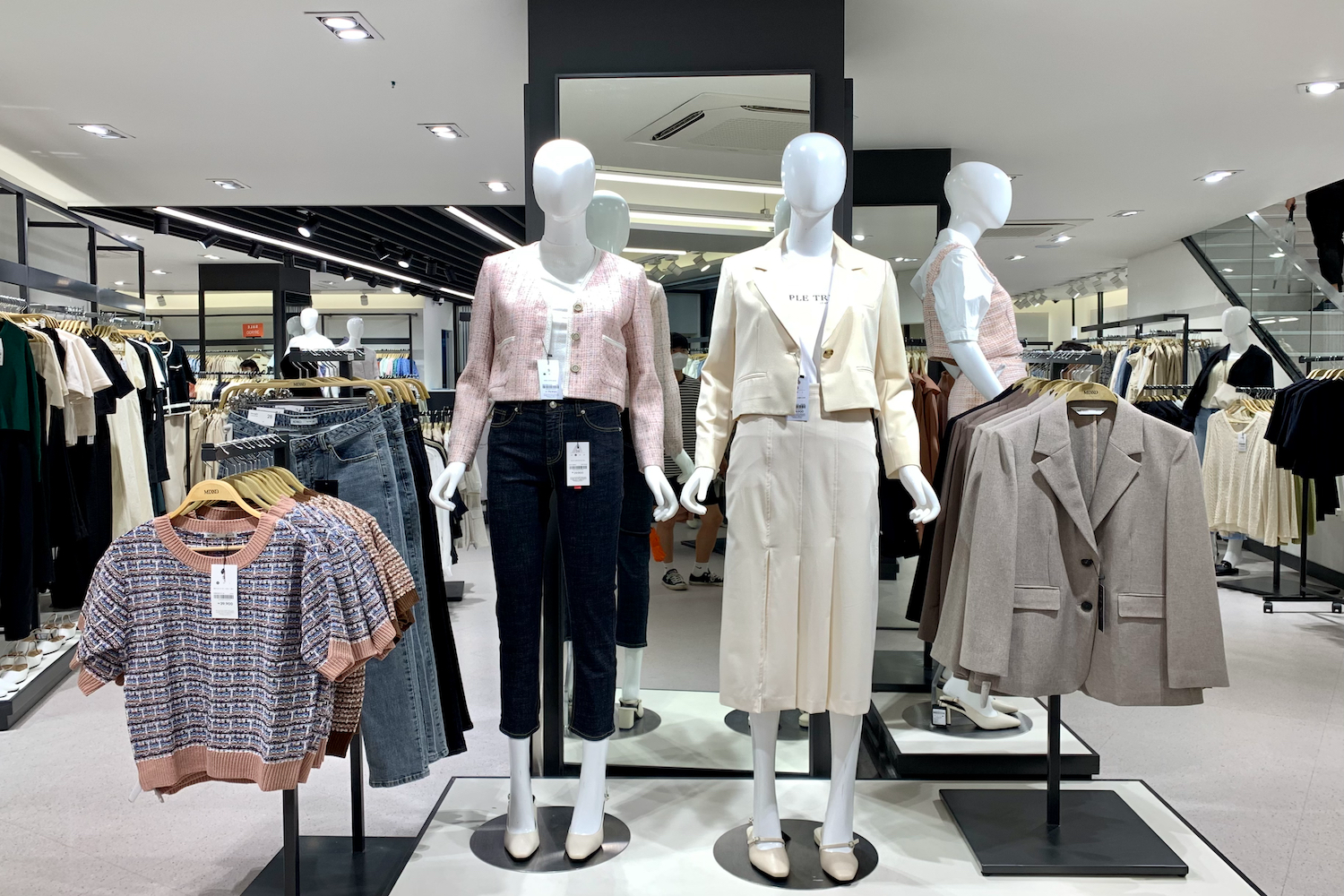 MIXXO 東城路店のカラフルでスタイリッシュなアパレルアイテム