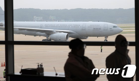 韩国空军运输机在机场停机坪上降落，准备接载阿富汗难民。