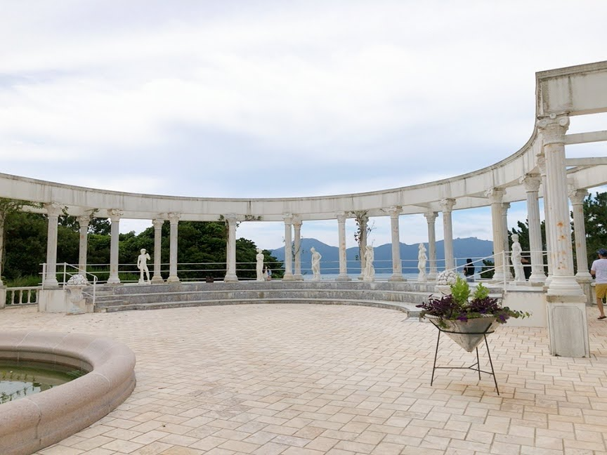 tượng màu trắng ở vườn sinh thái Oedo-Botania ở Geoje