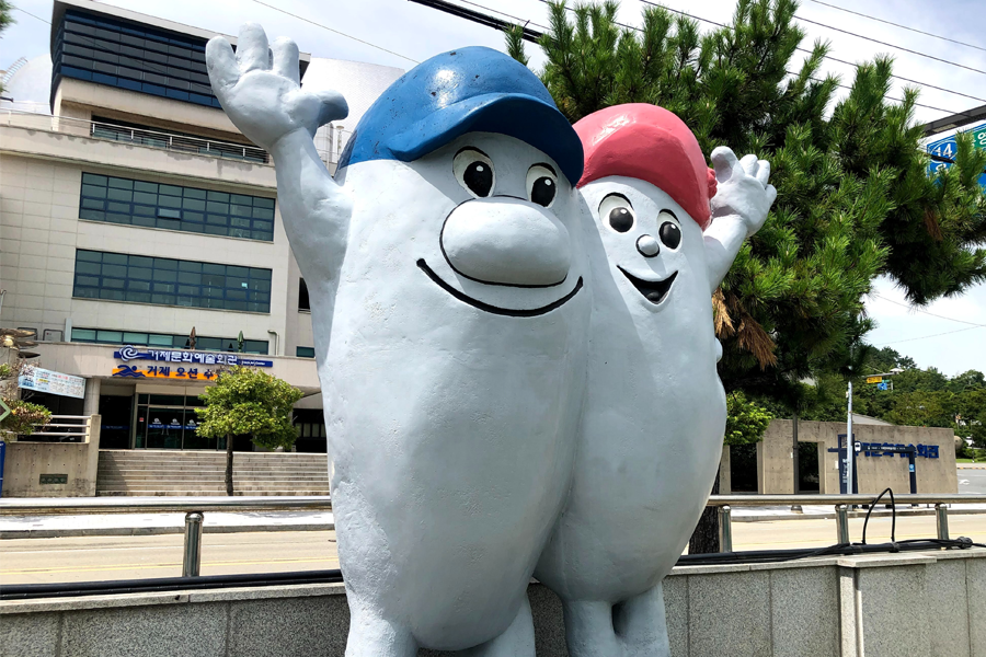位於巨濟市長承浦的海金剛遊覽處門前可愛的卡通人偶，韓國旅遊景點介紹