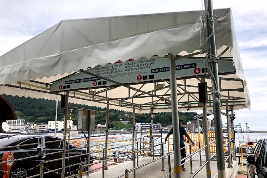 標示海金剛遊覽船碼頭排隊入場處的遮陽棚景色，韓國巨濟海金剛旅遊須知