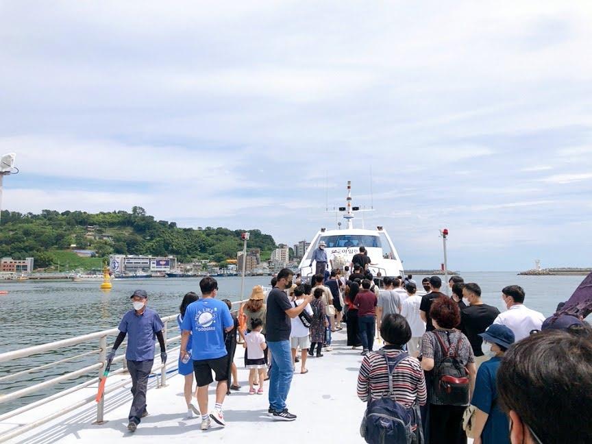 遊客在巨濟碼頭排隊準備登上海金剛遊覽船的景象，體驗韓國海上遊覽之旅