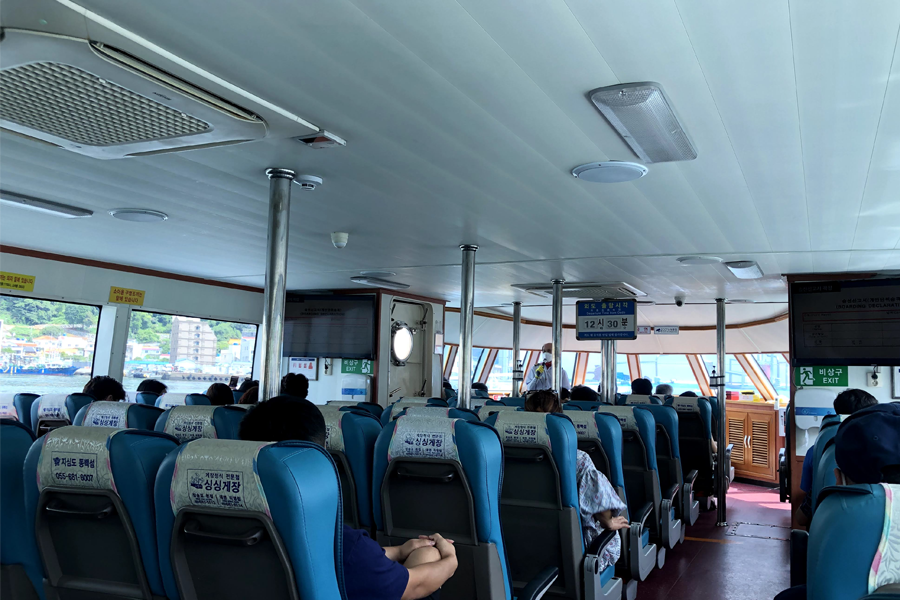 海金剛遊覽船的內部座位，提供舒適的韓國海上旅遊經驗