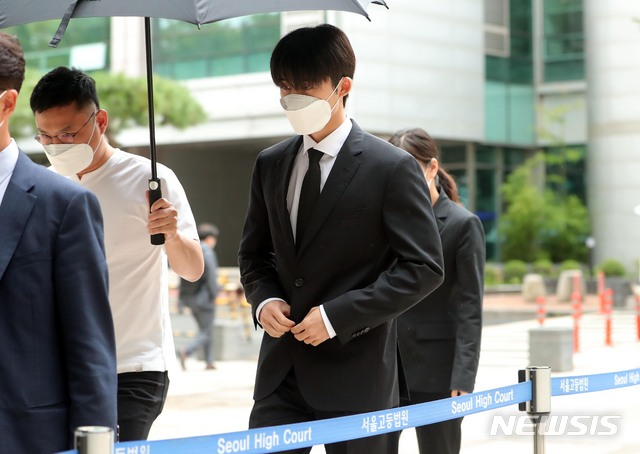 บีไอ อดีตสมาชิกวง iKON เดินเข้าสู่ศาลสูงสุดแห่งกรุงโซล ในการพิจารณาคดีเกี่ยวกับการใช้สารเสพติด บรรยากาศบริเวณรอบข้างเต็มไปด้วยนักข่าวและพ่อของบีไอ