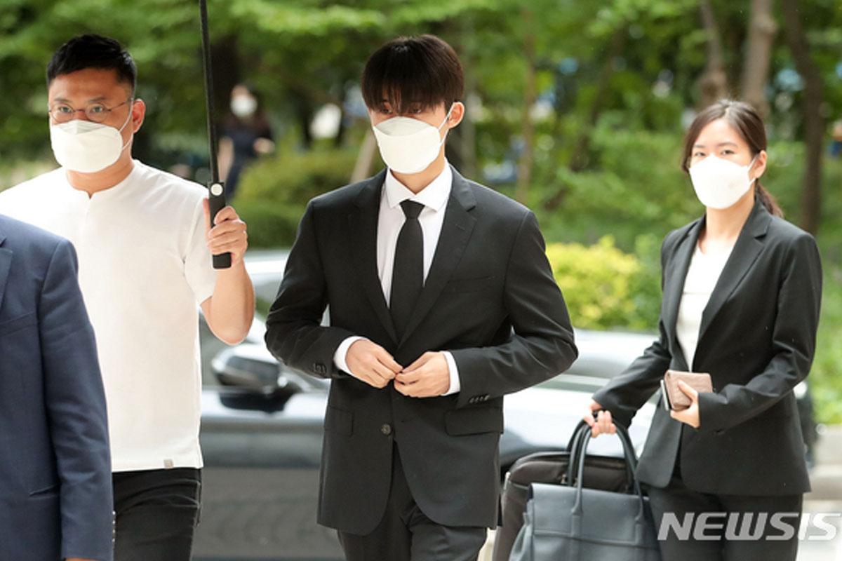 บีไอ อดีตสมาชิกวง iKON เดินเข้าศาล พร้อมพ่อและทีมงาน ท่ามกลางนักข่าว ที่ศาลเกาหลีใต้
