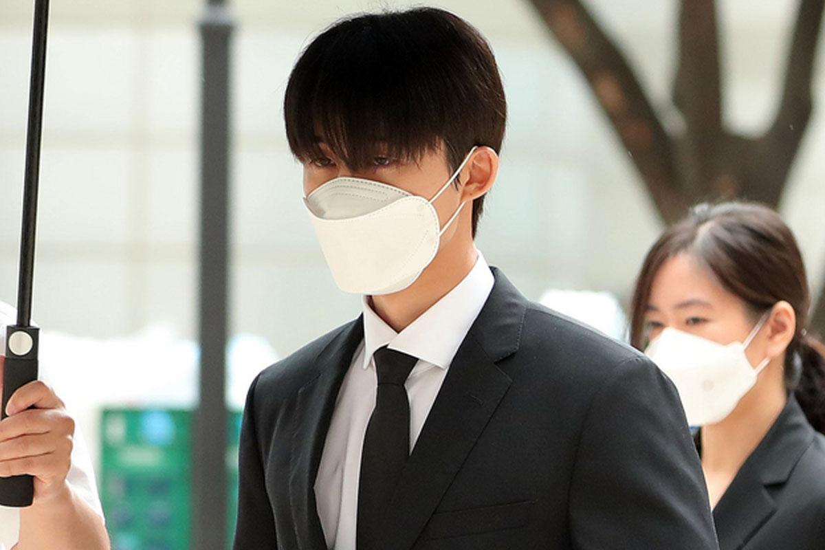 บีไอ อดีตสมาชิกวง iKON สวมชุดสูท เข้าร่วมการพิจารณาคดีเกี่ยวกับการใช้สารเสพติดที่ศาลเกาหลีใต้