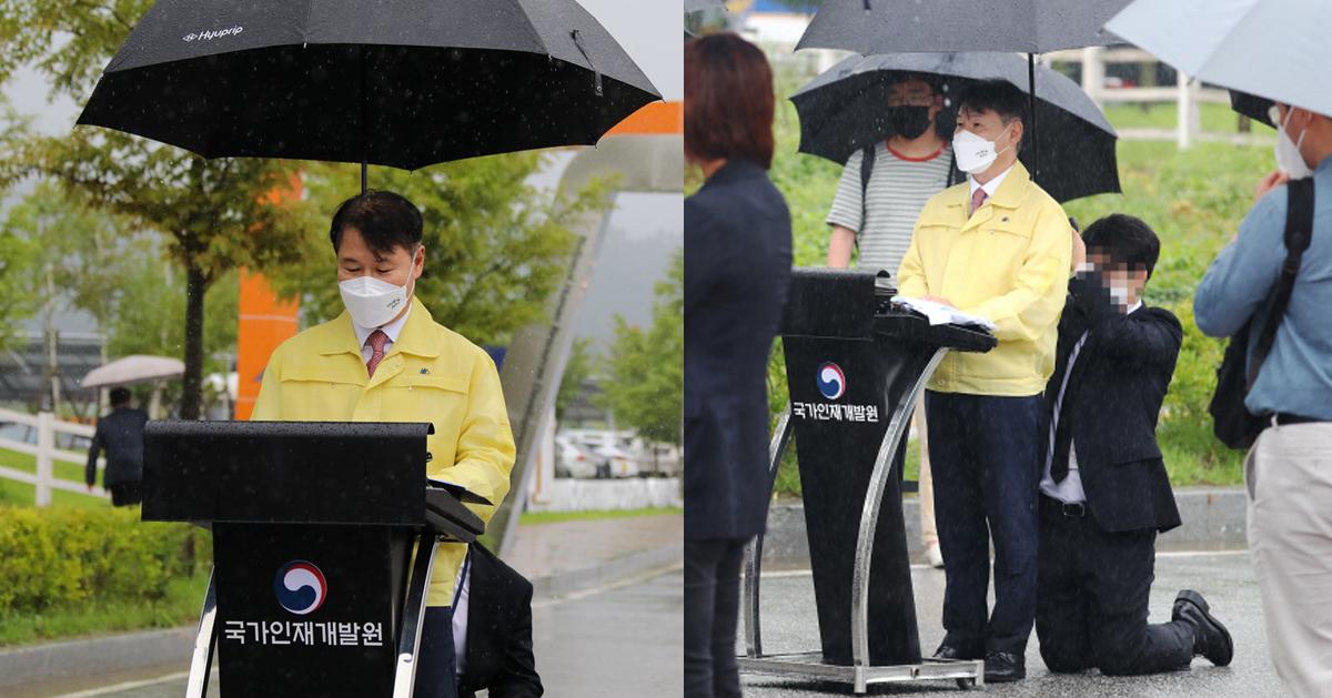 กระแสวิพากษ์วิจารณ์เมื่อเจ้าหน้าที่ต้องคุกเข่าและถือร่มให้รัฐมนตรีเกาหลี