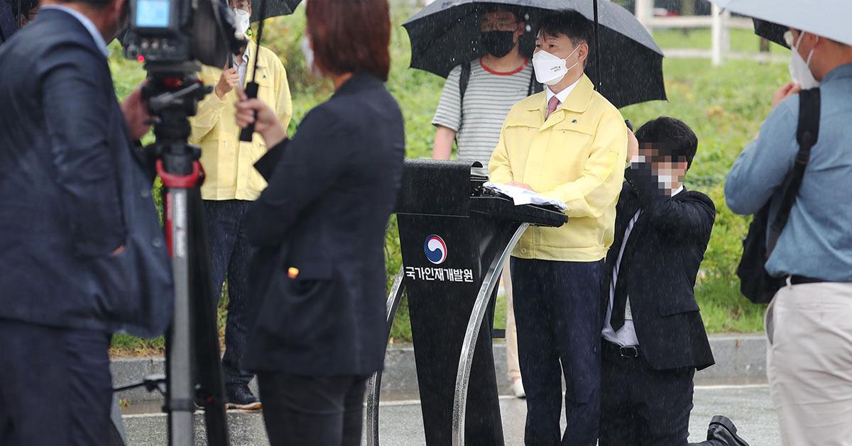法务部职员跪地撑伞争议
