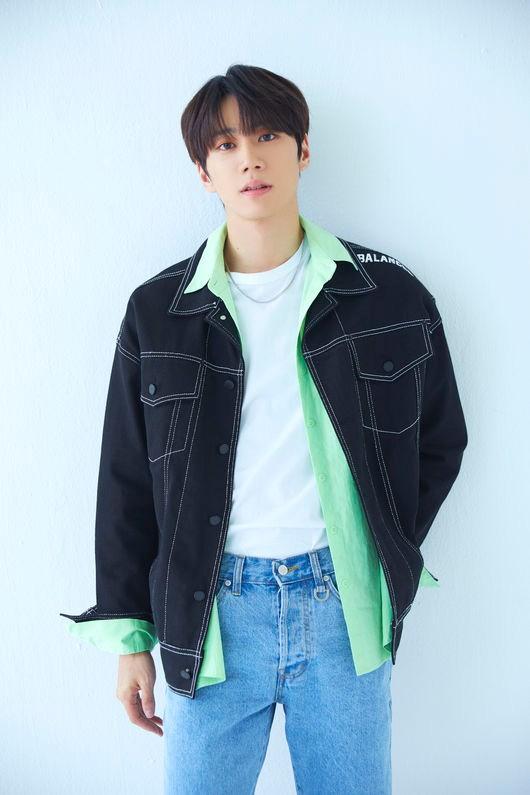 イ・ジュニョン、黒いジャケットとデニムを着てポーズ。この写真は2023年に撮影されたもの。