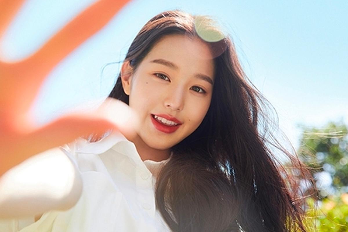 名為'員瑛確診新冠肺炎'嘅圖片展示咗一位女性企喺户外陽光下，舉起手掌，背後係清澈藍天。