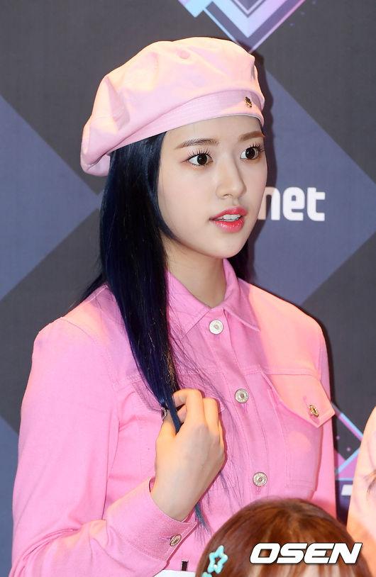 黄色のカーディガンを着たチャン・ウォニョンの半身が写っている写真、紫色の長い髪が特徴