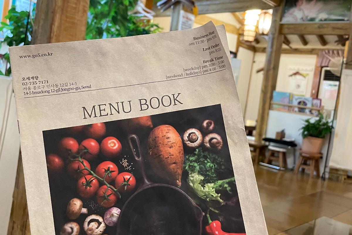 Menü von Osegyehyang mit veganen und halal-freundlichen koreanischen und chinesischen Gerichten