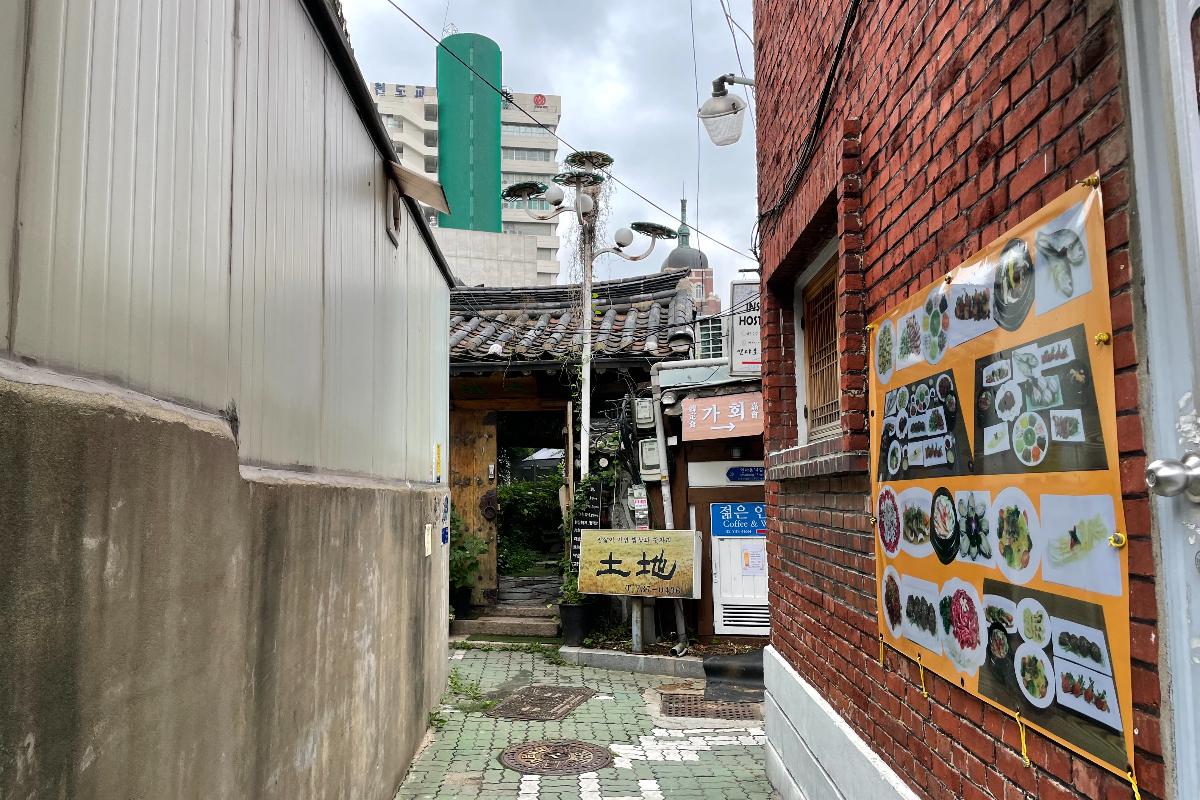 Small backroad in Insadong