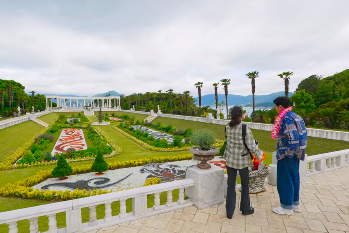 Cảnh quan khu vườn được trang trí phong cách châu Âu với những bồn hoa và cây xanh tại vườn sinh thái Oedo-Botania, Geoje, Hàn Quốc.