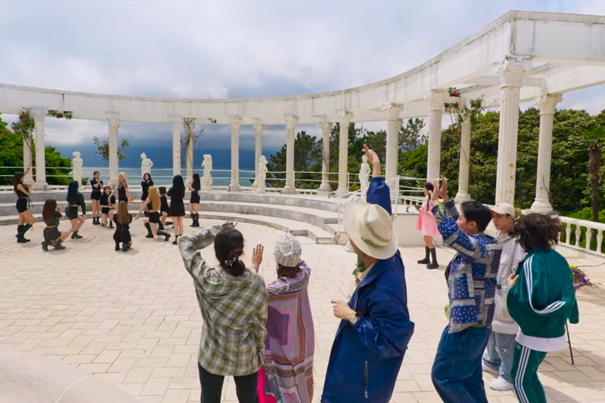 Một nhóm người đứng quan sát màn biểu diễn của nhóm nhạc nữ Loona tại vườn sinh thái Oedo-Botania ở Geoje, Hàn Quốc.