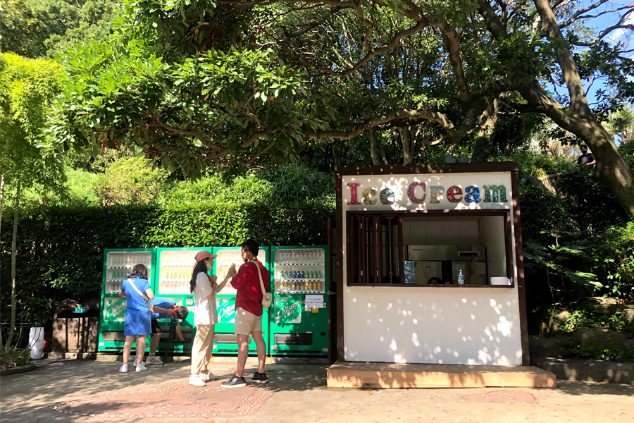 Ice cream booth and beverage vending machine on Oedo