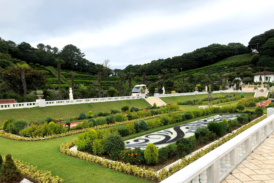 Neatly manicured gardens on Oedo