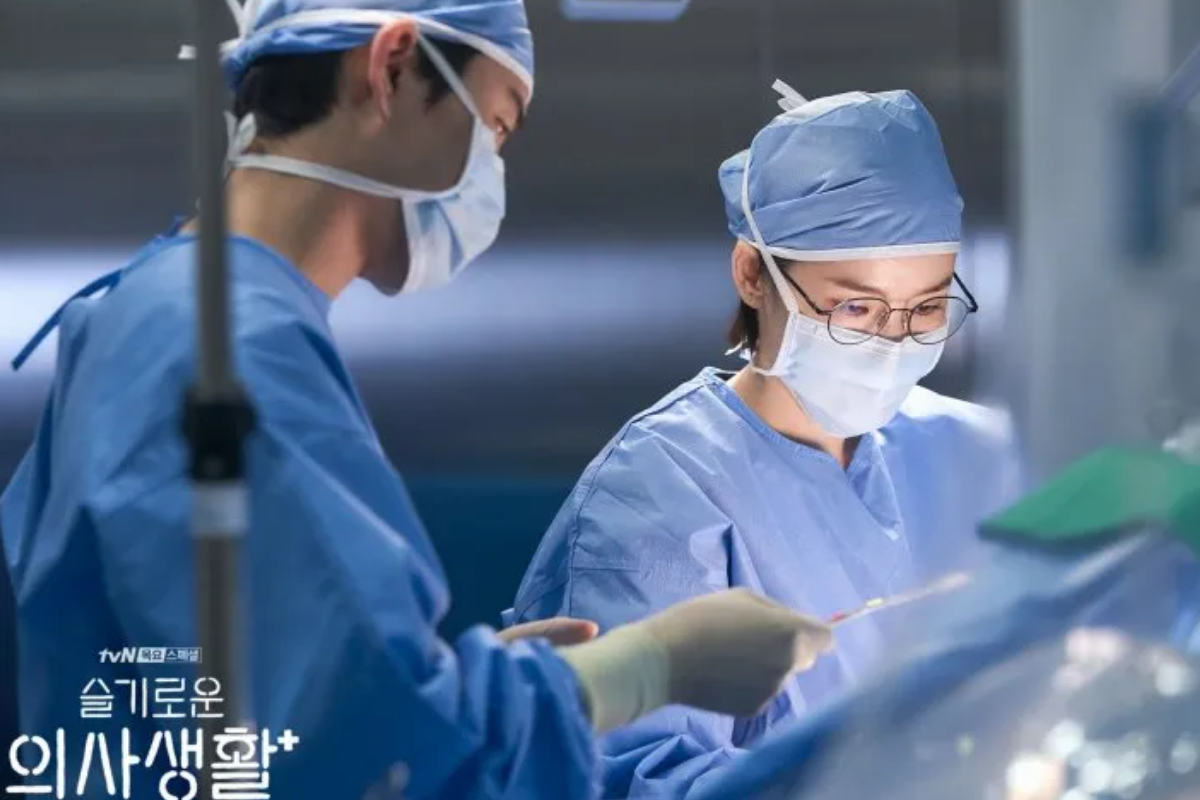 Cảnh các bác sĩ trong phòng mổ của phim Hospital Playlist đang làm việc chăm chỉ.