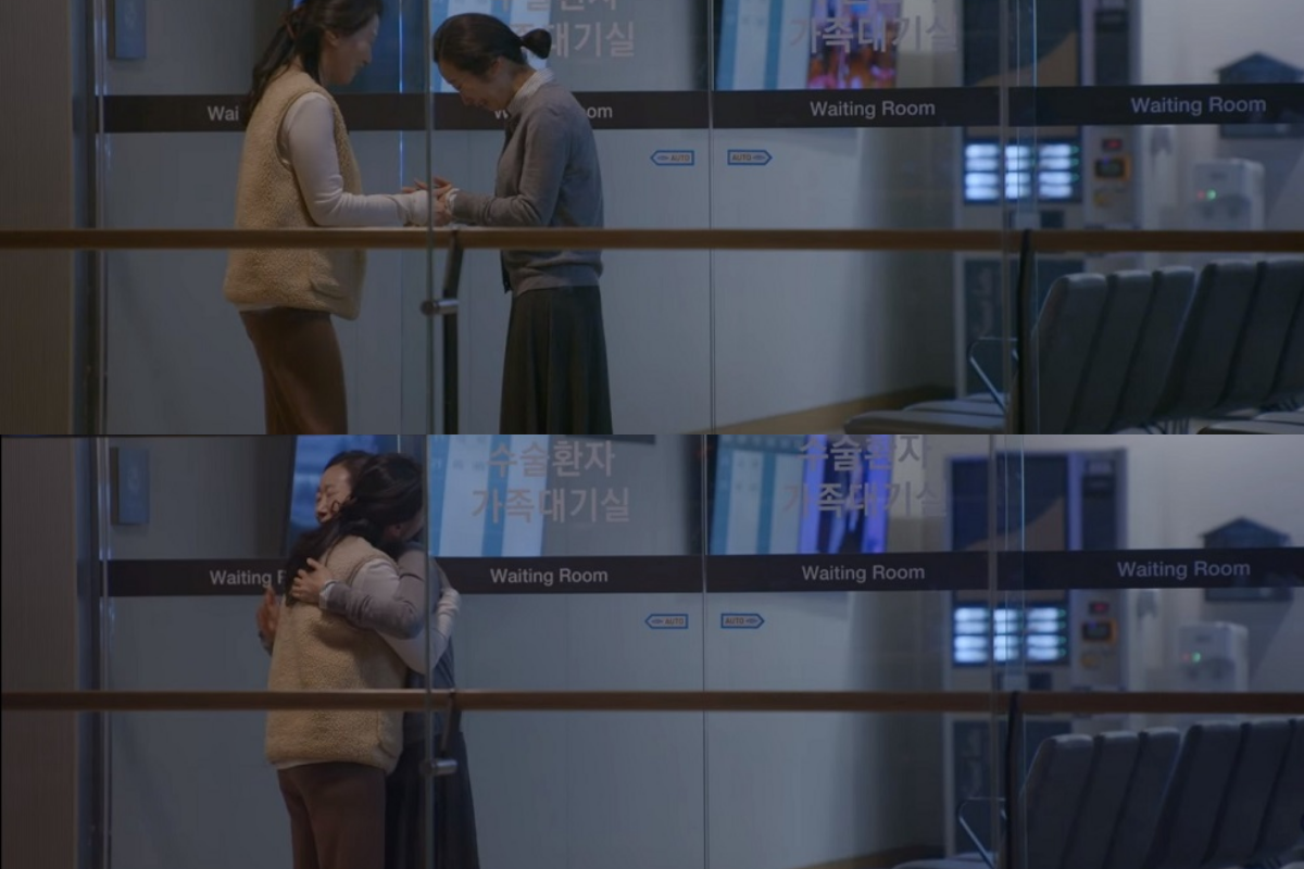 Cảnh hai người phụ nữ đang nắm tay và ôm nhau thể hiện sự động viên trong khu vực chờ của bệnh viện trong phim Hospital Playlist.
