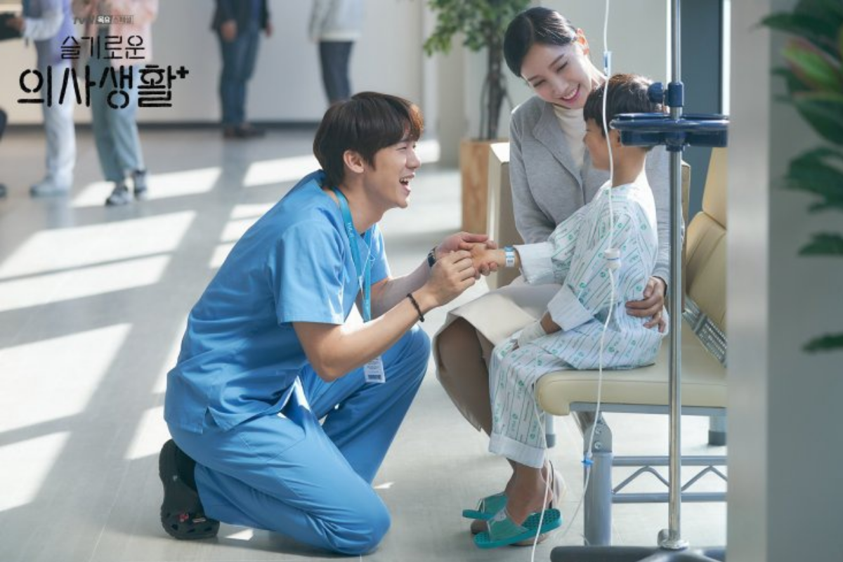 Cảnh phim Hospital Playlist với bác sĩ đang chăm sóc một bệnh nhân nhí trong bệnh viện.