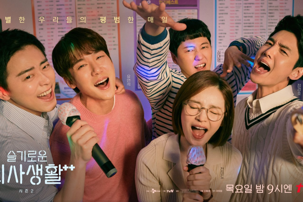 Cảnh các nhân vật chính của Hospital Playlist đang hát karaoke cùng nhau trong không khí vui vẻ.