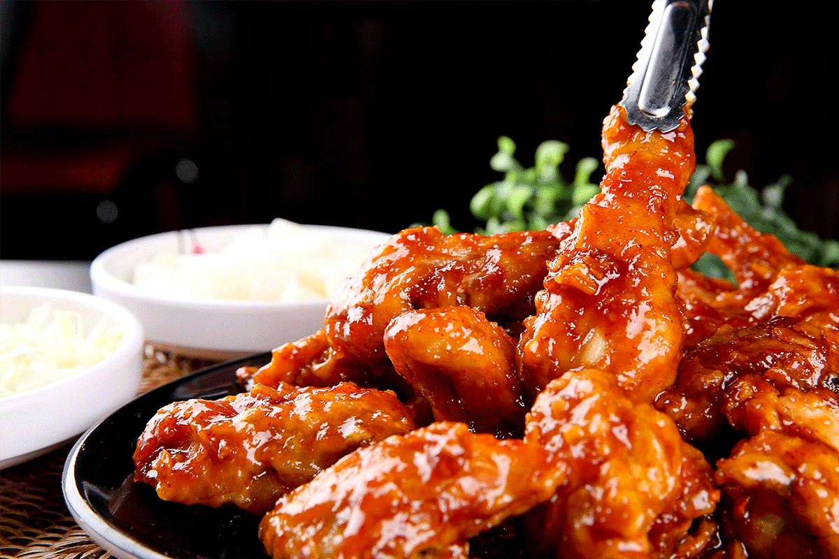 Gà rán tẩm gia vị - món ăn tráng miệng ngon độc lạ được biến đấu theo style Hàn Quốc 