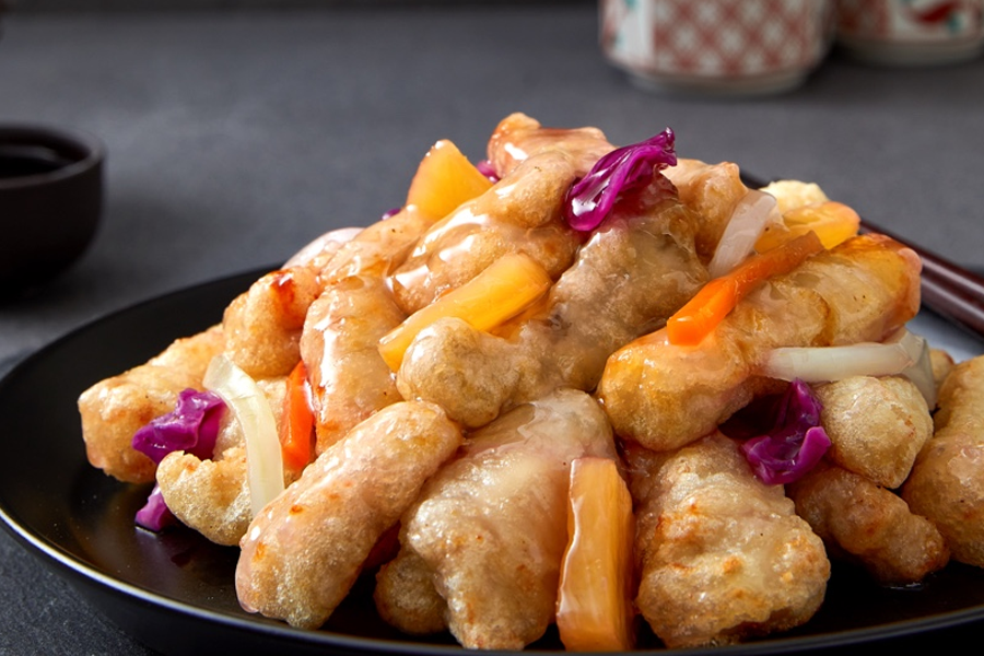 韓式糖醋肉，無骨長肉條被精緻排放，配上筋滑的糖醋醬，韓國中華料理的代表。