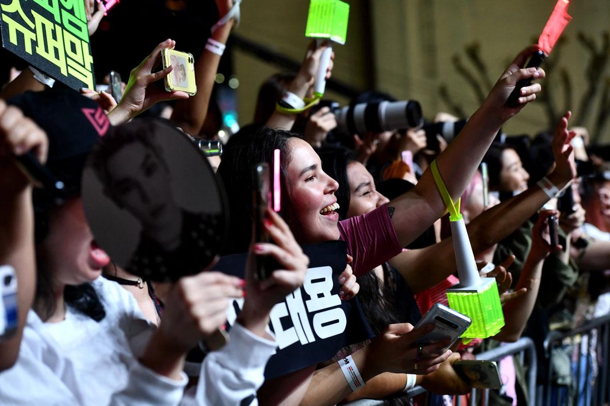 แฟนคลับถือป้ายไฟและสมาร์ทโฟนในคอนเสิร์ต, กระแสและความนิยมของไอดอลเคป๊อบในปัจจุบัน