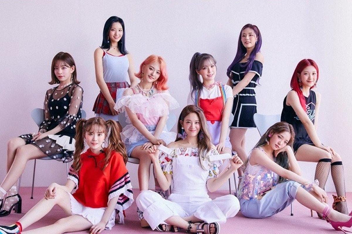 韓國女團 Fromis_9 成員的畫報風格圖片，粉紅色背景，成員穿著多樣的流行服裝。