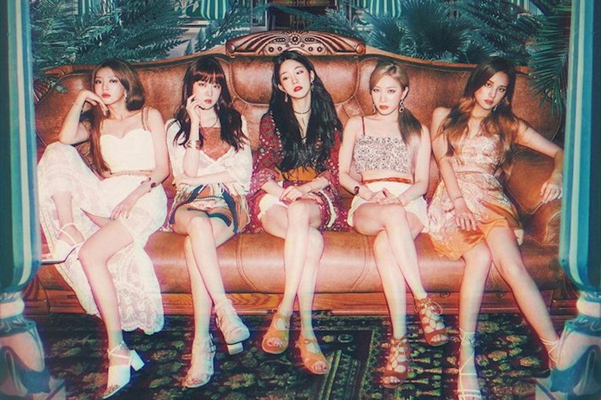 韓國女團 Laboum 穿著色彩明亮的服裝，背景是一個繽紛的房間，營造出輕鬆活潑的氣氛。