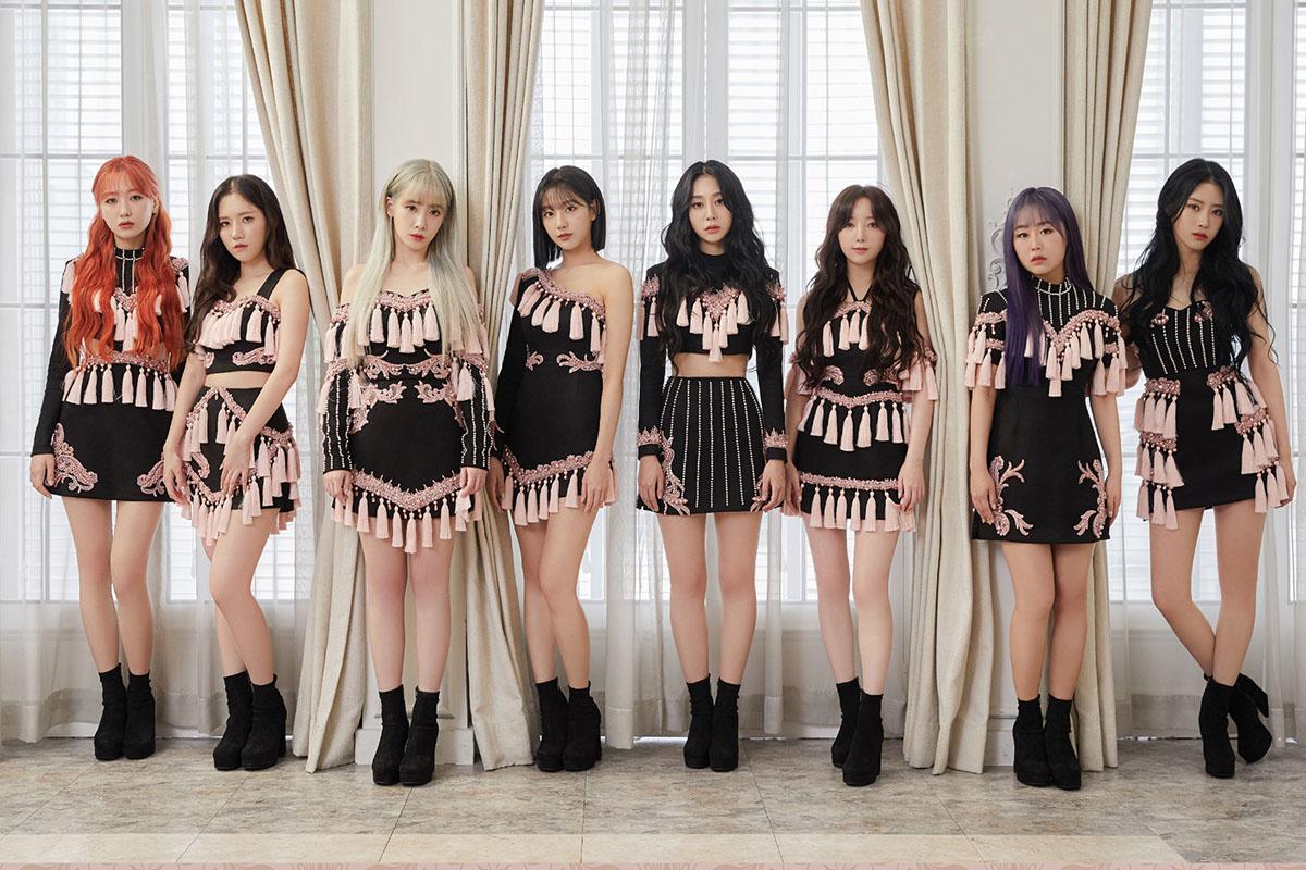 韓國女團 Lovelyz 穿著精緻的禮服，背景是一個華麗的舞台，營造出優雅的形象。