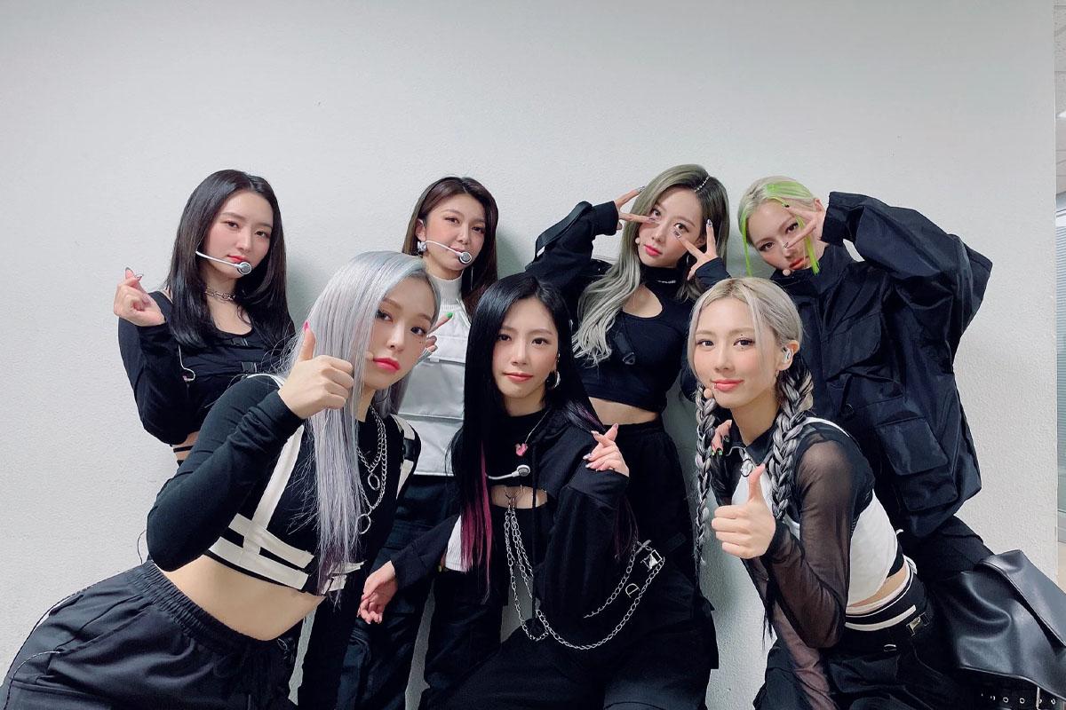 韓國女團 Dreamcatcher 穿著黑色禮服，背景是華麗而神秘的裝飾物，營造出神秘的氛圍。