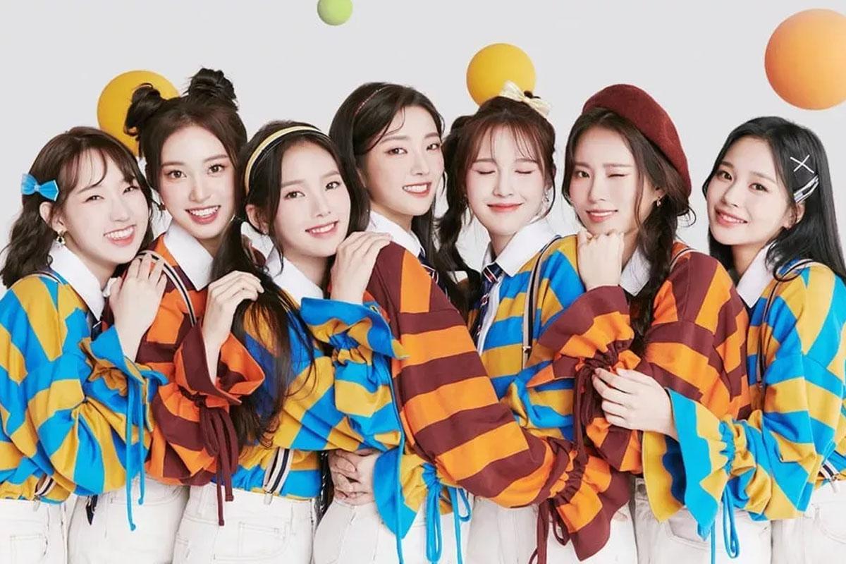 韓國女團 Weeekly 穿著橙色和藍色條紋衣服，並以色彩繽紛的球作背景，展現活潑朝氣。