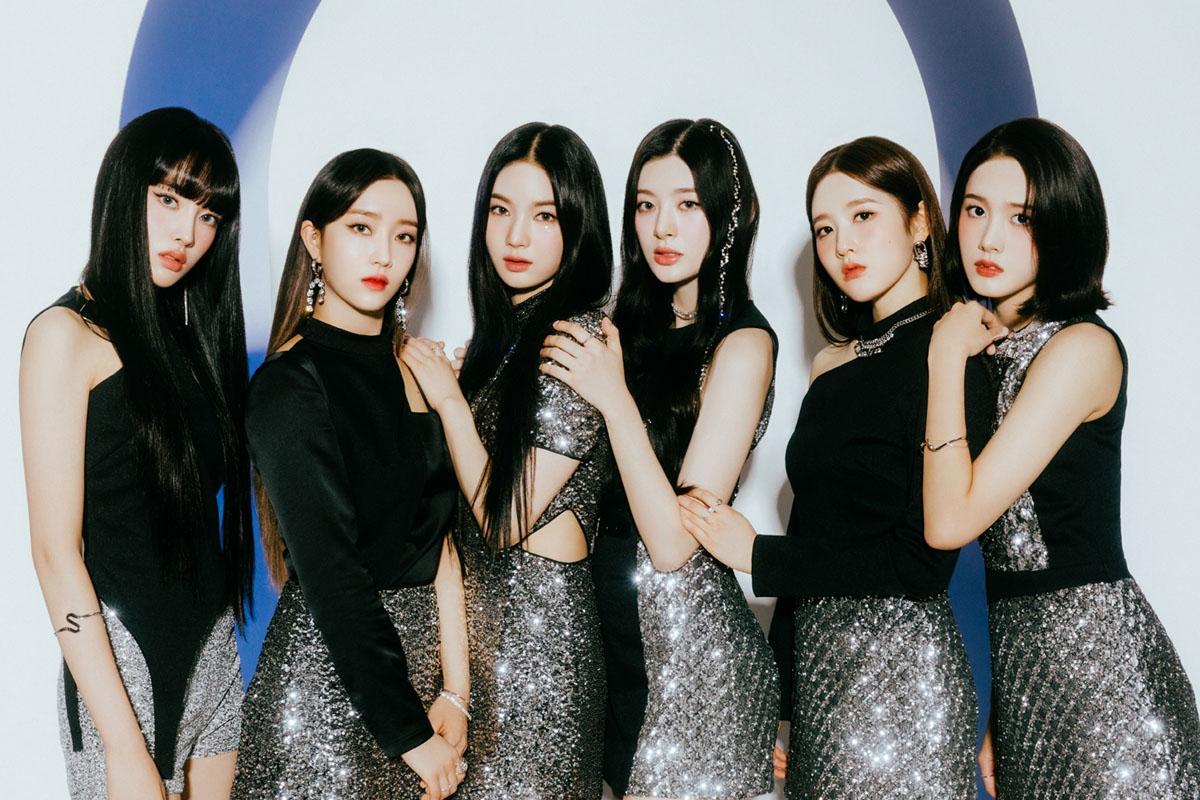 韓國女團 STAYC 成員們身穿色彩鮮明的禮服，站立於聚光燈下，展現出活力與時尚感。