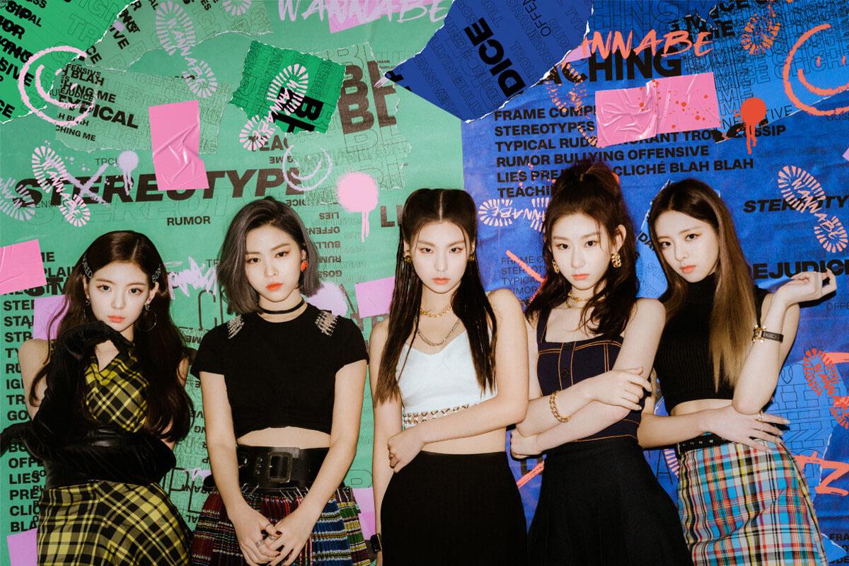 韓國女團 ITZY 穿著時尚的街頭服裝，背景是一面多彩的塗鴉牆，展現出酷炫與青春的風格。