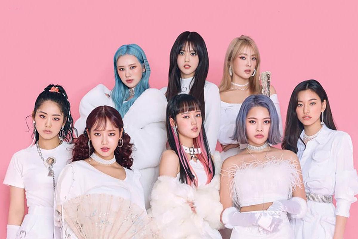 韓國女團 Weki Meki 的成員們穿著白色主題服裝，背景為粉紅色，呈現出柔和的氛圍。