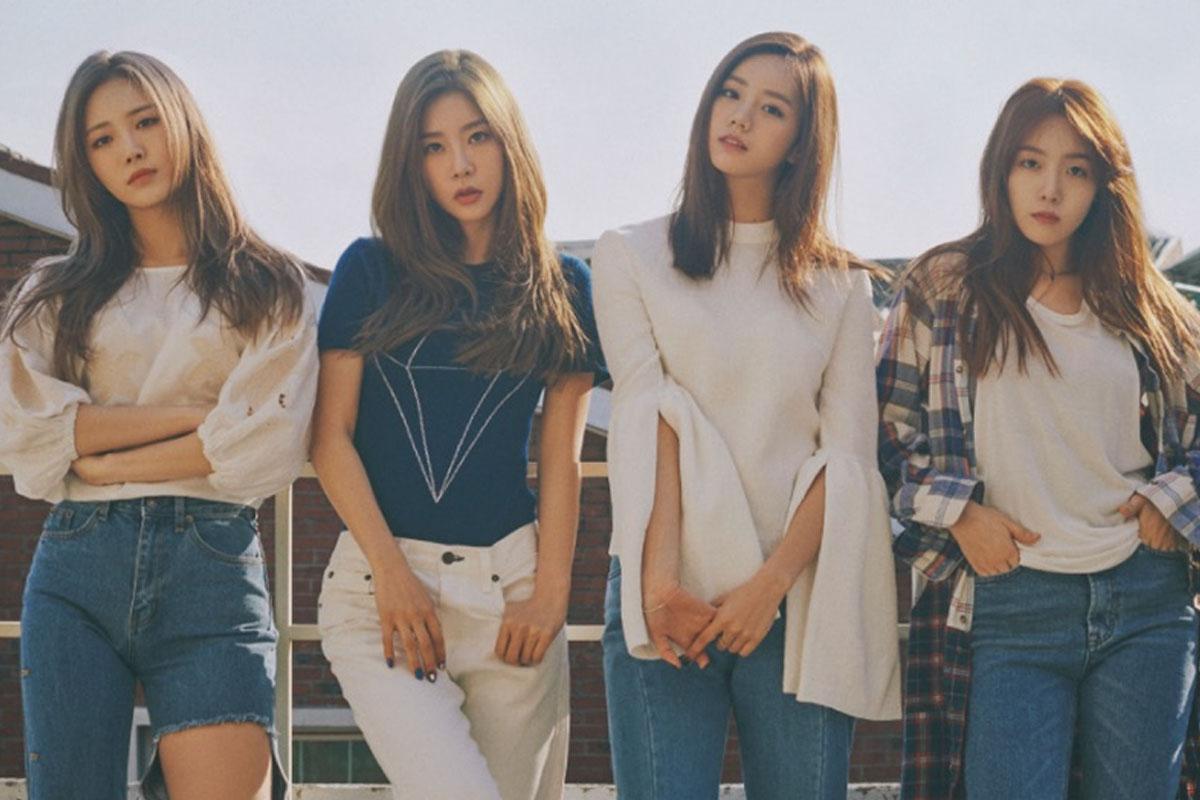 韓國女團 Girl's Day 成員穿著白色禮服，坐在淺藍色背景前，展現出典雅與青春的風格。