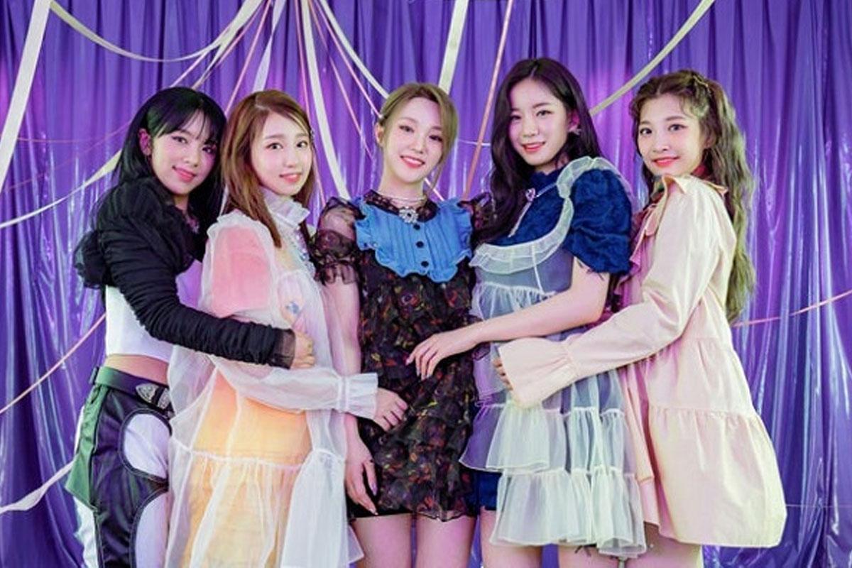 韓國女團 woo!ah! 的成員在紫色絲帶背景前，身穿色彩鮮艷的連衣裙，展現出青春氣息。