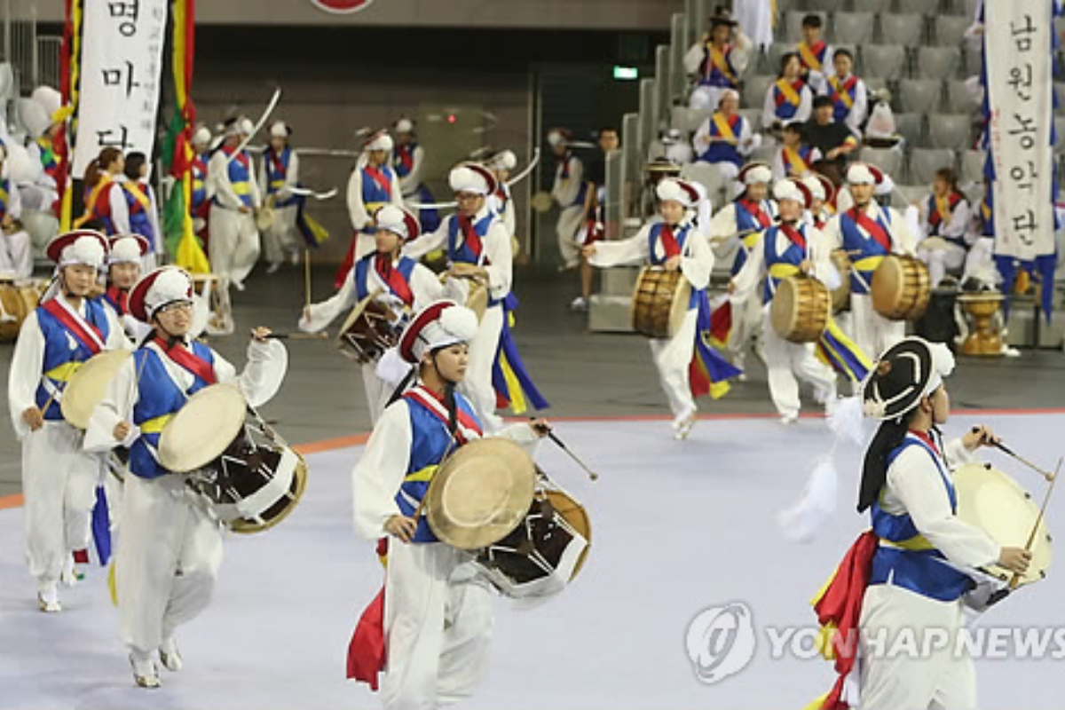 การเต้นรำแบบพื้นบ้านของเกาหลี นกอัก (농악)