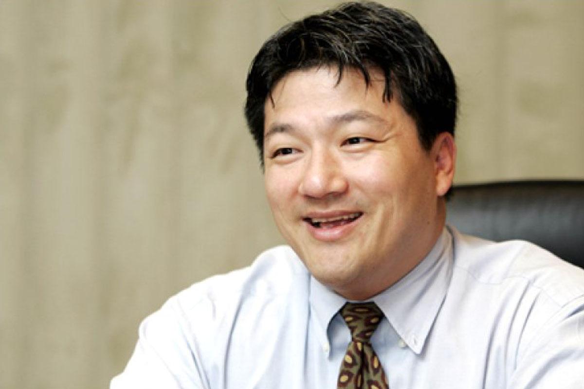 แอรอน เบตส์ ขณะเปิดเผยเรื่องราวในการสัมภาษณ์ทำความเข้าใจเกี่ยวกับครอบครัวที่แท้จริง