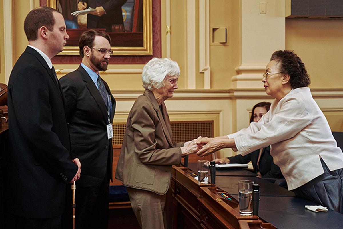 ในภาพยนตร์ 'I Can Speak' คุณยายอ๊กแสดงความมุ่งมั่นในการเรียนภาษาอังกฤษเพื่อต่อสู้เพื่อความยุติธรรม