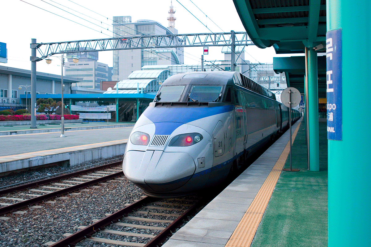 韓國高鐵 KTX 停靠在火車站臺上的景象