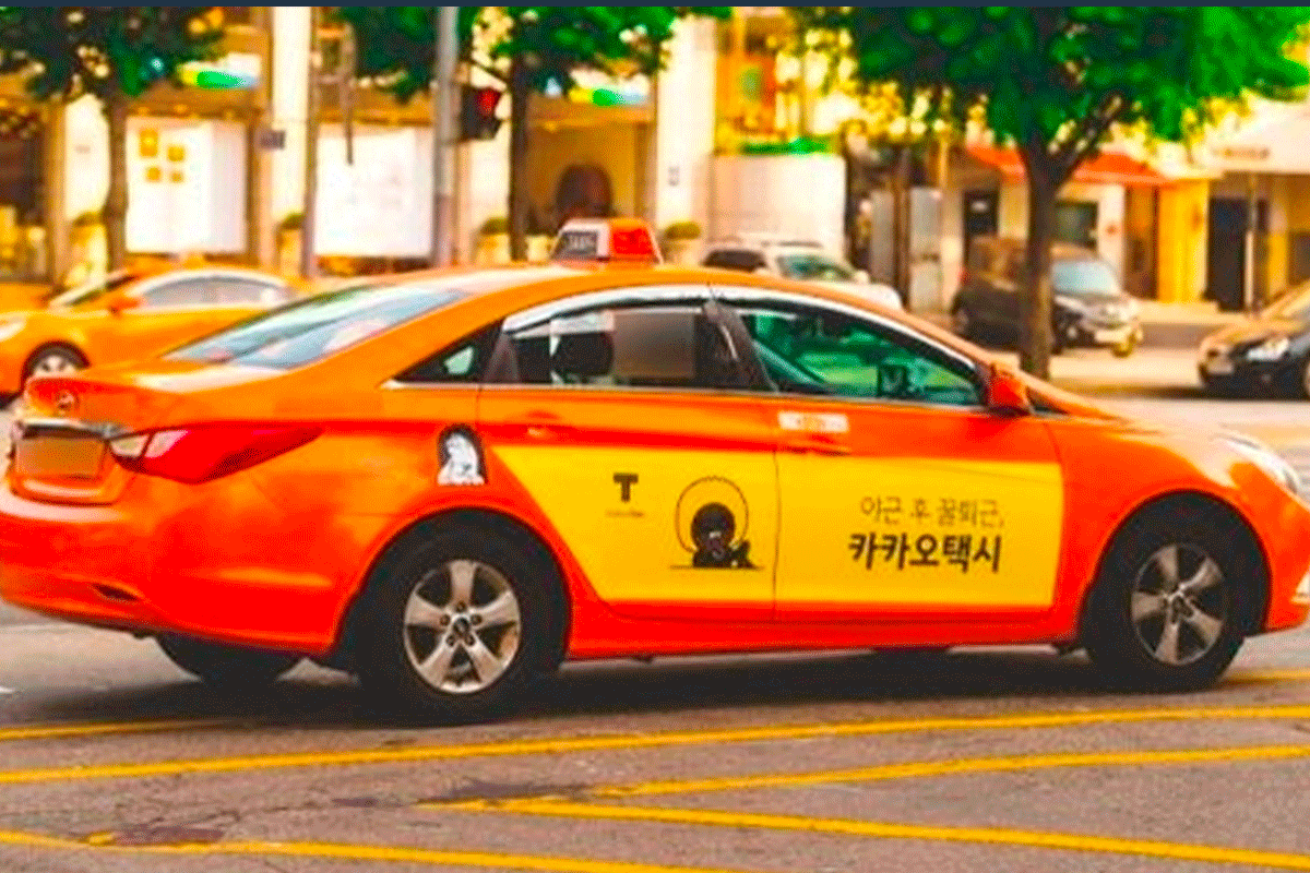 韓國的 Kakao Taxi 租車服務，橘色出租車的行駛景象