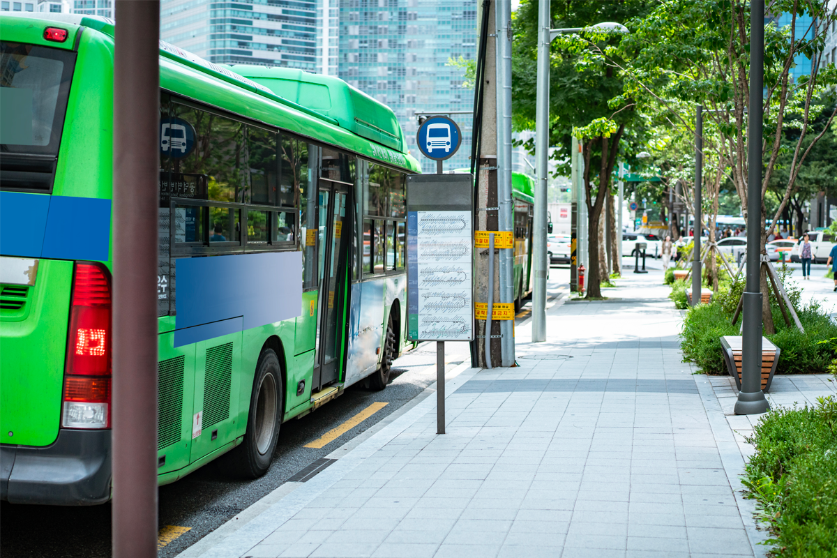 韓國公共交通上停靠的綠色公交車