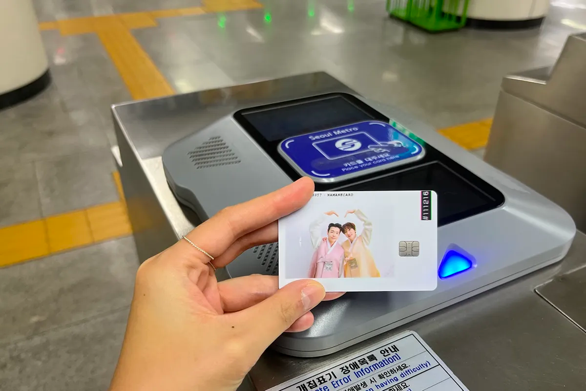 韓國交通卡在地鐵入口處刷卡使用的示意圖