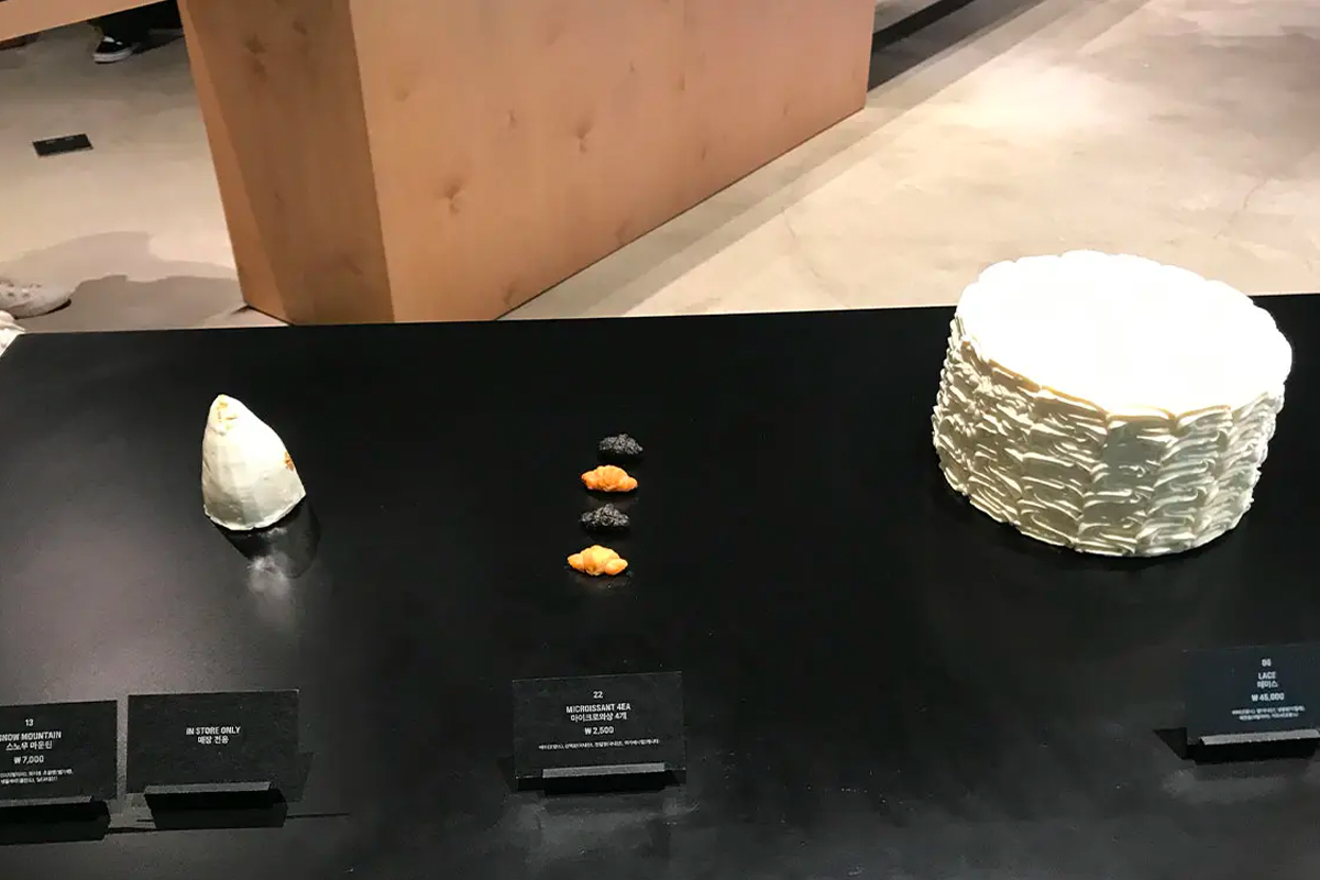 진열된 다양한 NUDAKE의 미니 크로와상 및 화이트 케이크 이미지.