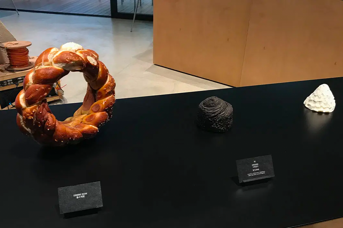 NUDAKE의 독특한 조각 케이크와 함께 세련된 테이블 셋업.