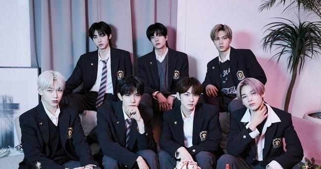 ENHYPENのメンバーが制服姿で並んで座っている。提供:BELIFT LAB
