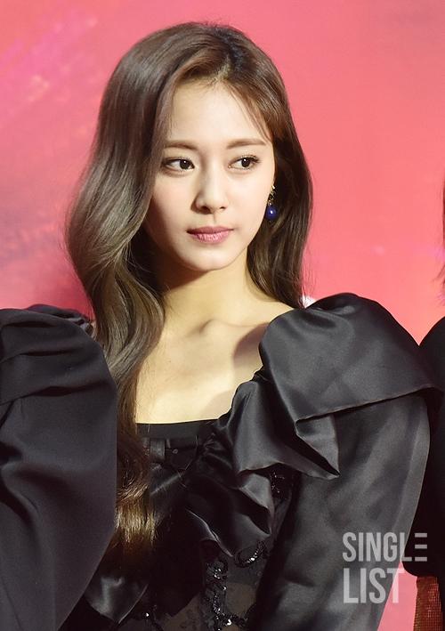 TWICEのメンバーが黒いドレスを着てレッドカーペットに登場